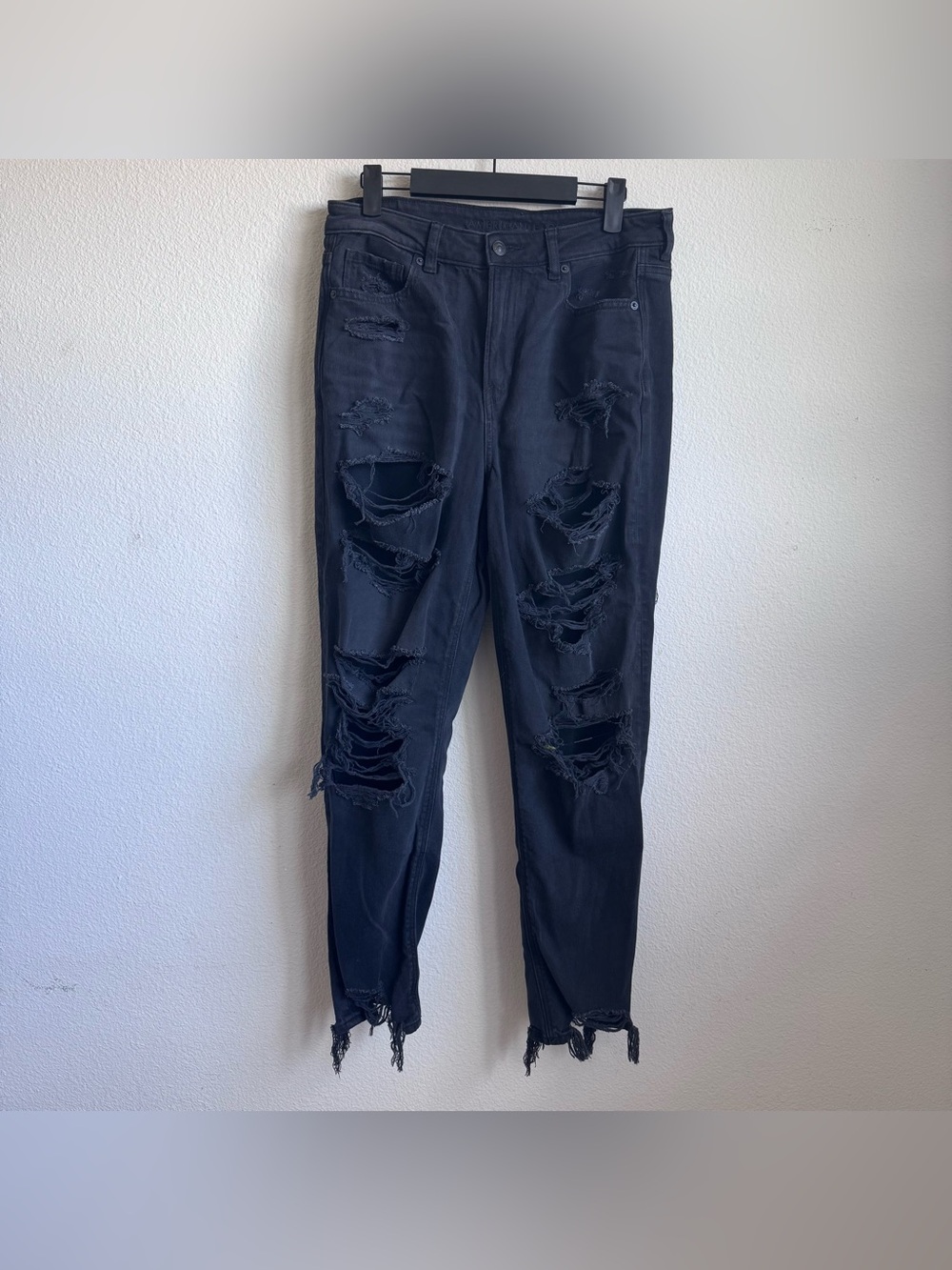 American Eagle strigid mom jean distressed black denim jeans 10